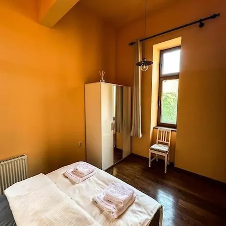 Vintage & Spacious Downtown *