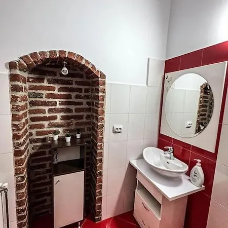 Vintage & Spacious Downtown *