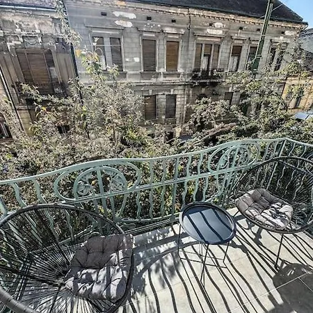 Vintage & Spacious Downtown